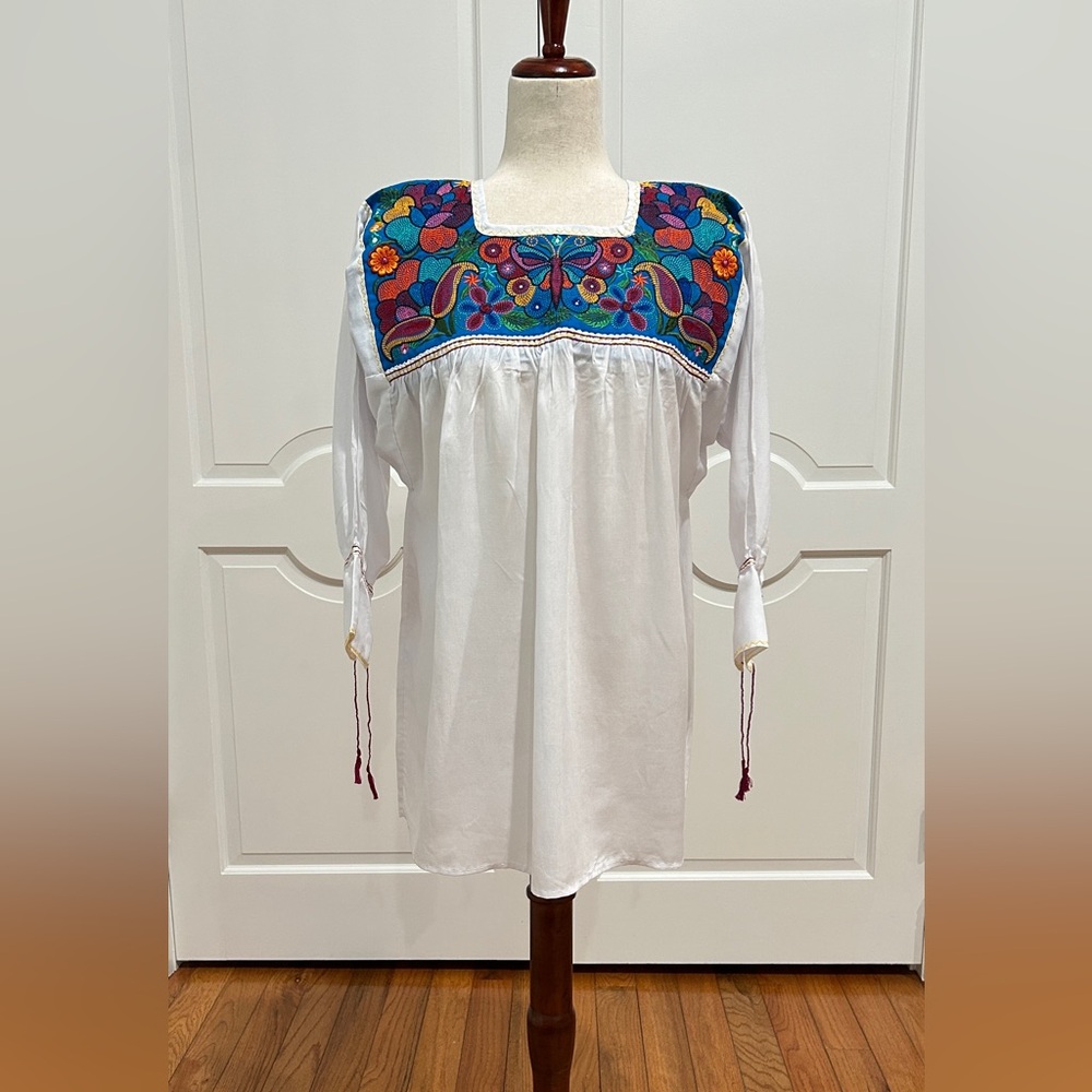 Chiapas Mexican blouse, pedal sewing machine embroidery. Chiapas artisan top.